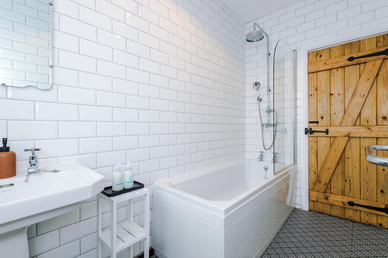 New! Gorgeous 2-Bed Home In Chester City Centre By 53 Degrees Property - Incredible Location, Ideal For Small Groups - Sleeps 6! Kültér fotó