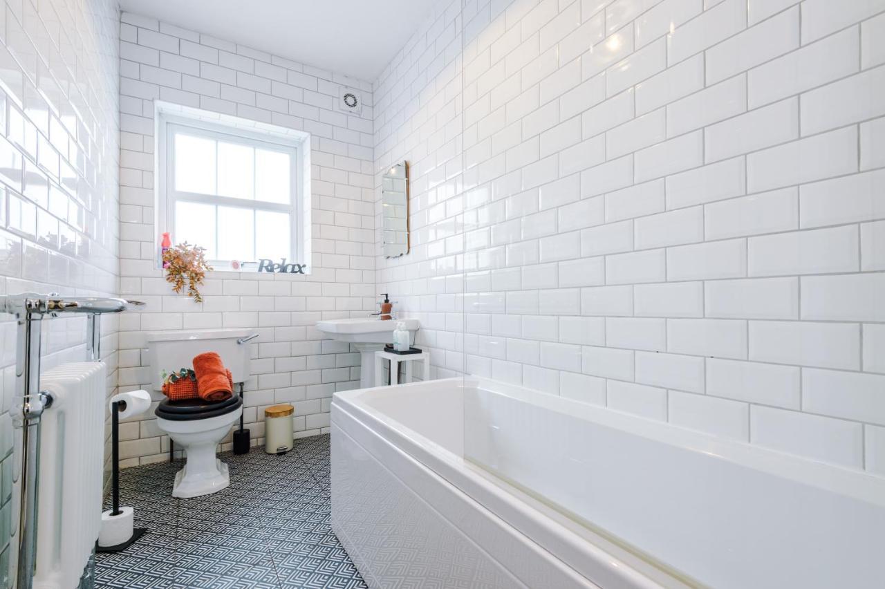 New! Gorgeous 2-Bed Home In Chester City Centre By 53 Degrees Property - Incredible Location, Ideal For Small Groups - Sleeps 6! Kültér fotó